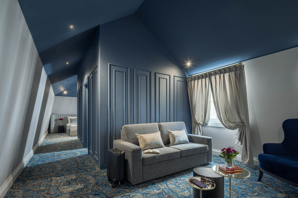 10 suite living room