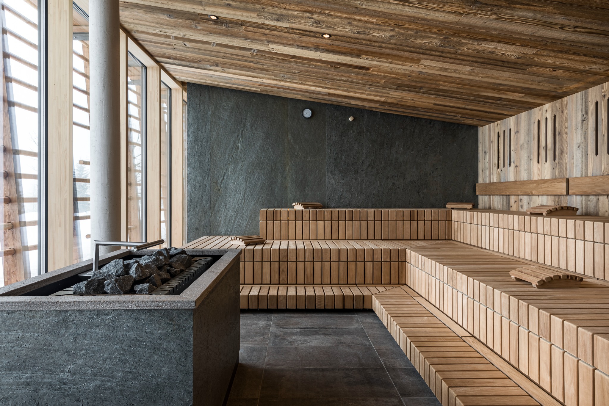 gut steinbag sauna met hout en stenen afwerking caractere