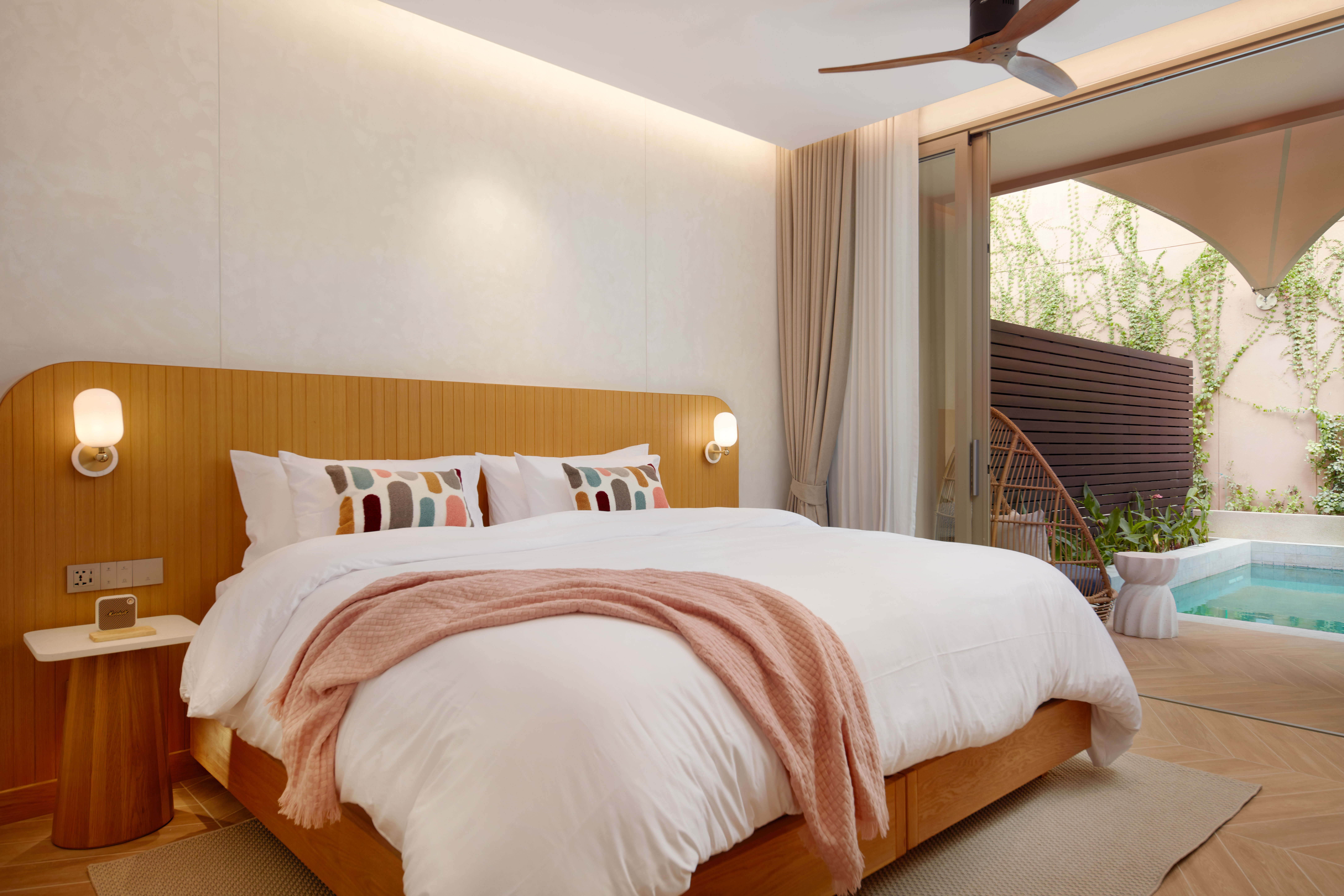 03 comfy with pool b105 1607