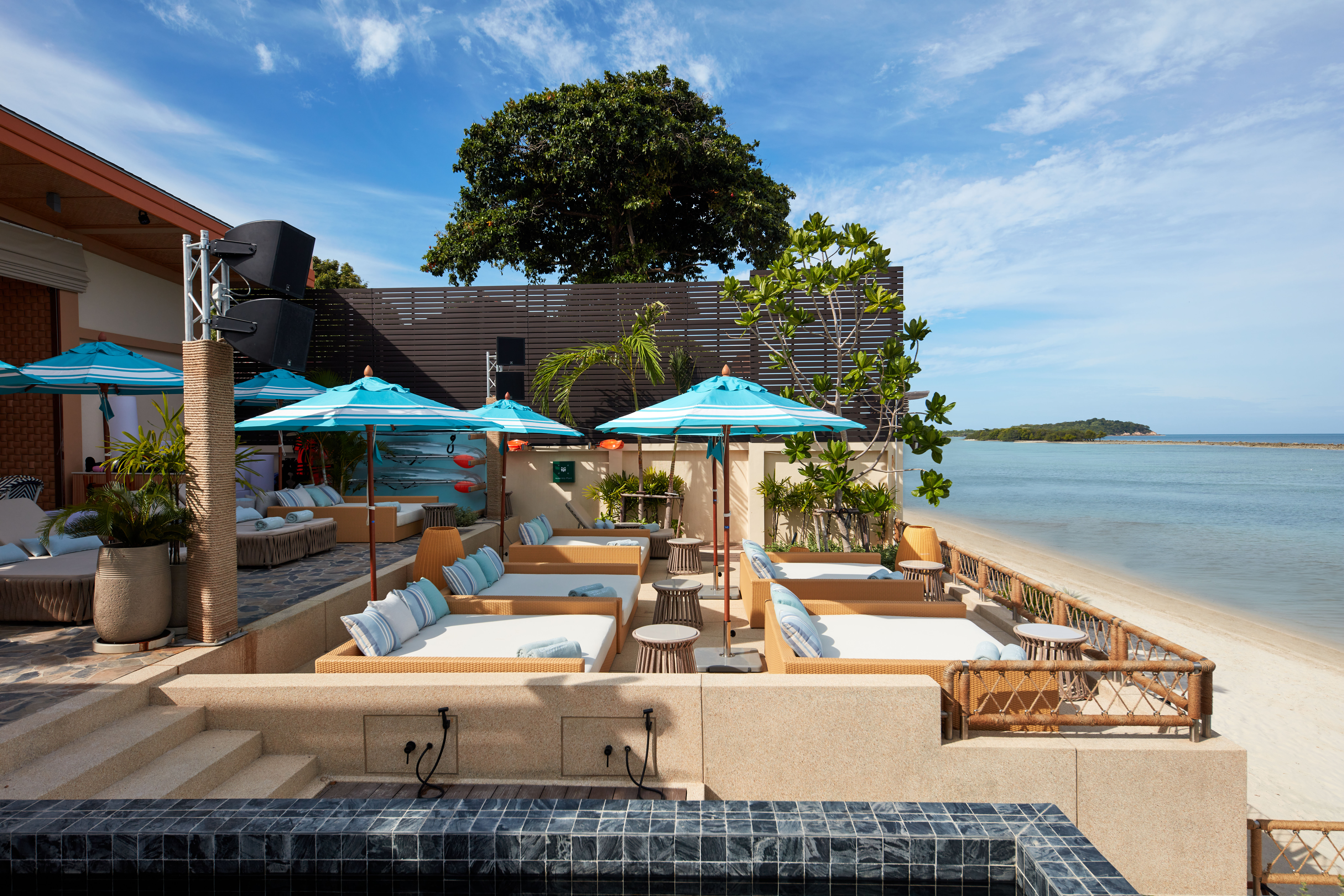 34 cbn beach lounge 0887