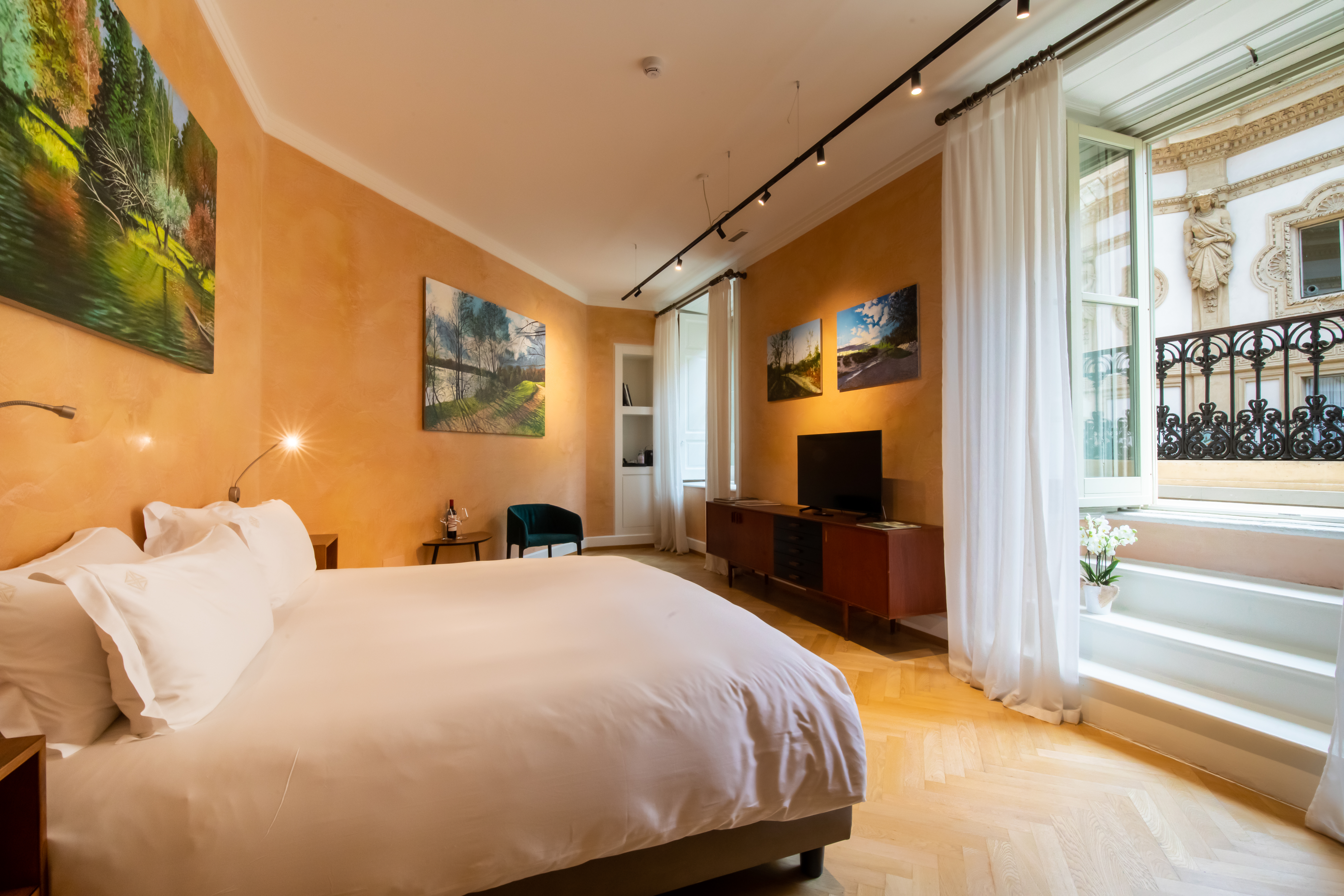deluxe gal room
