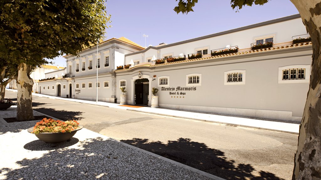 1 hotel entrance