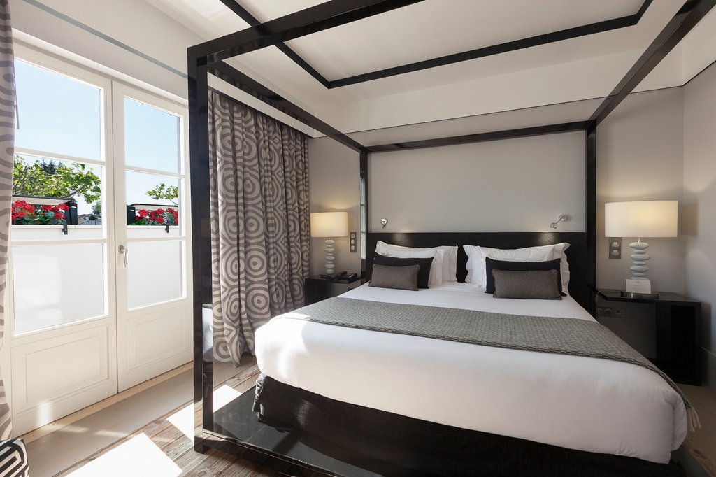 13 queen room
