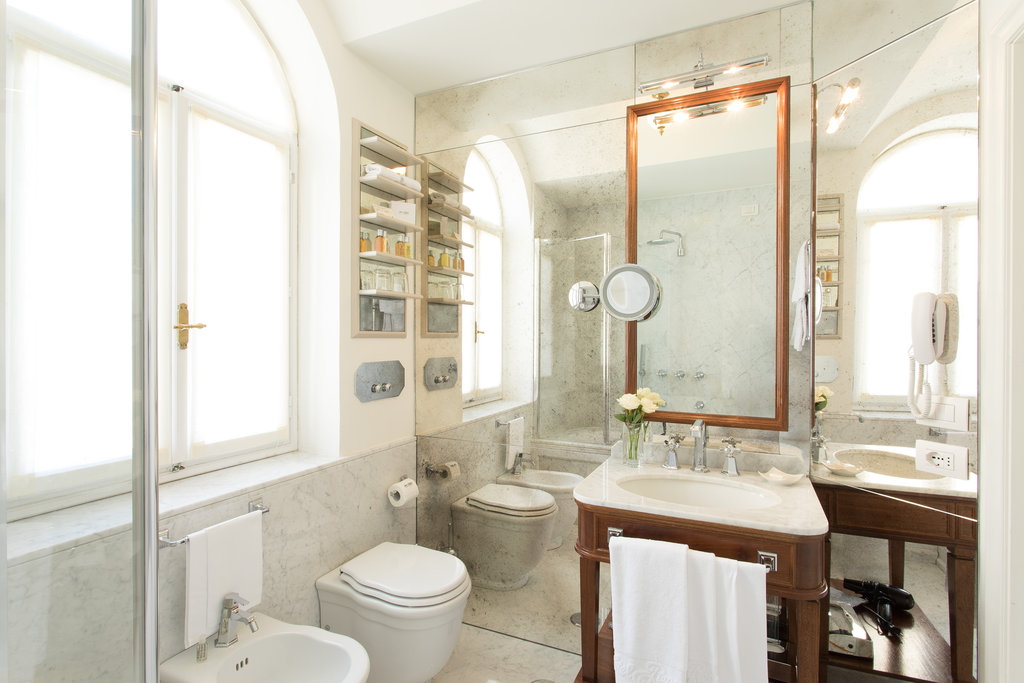 6 deluxe bathroom