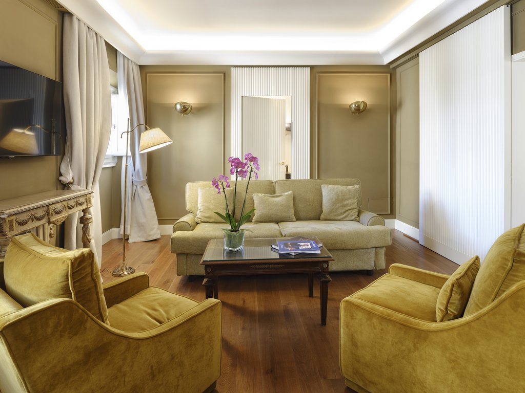8 penthouse suite living room