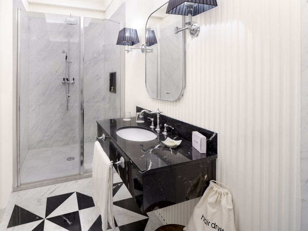 24 executive suite bathroom