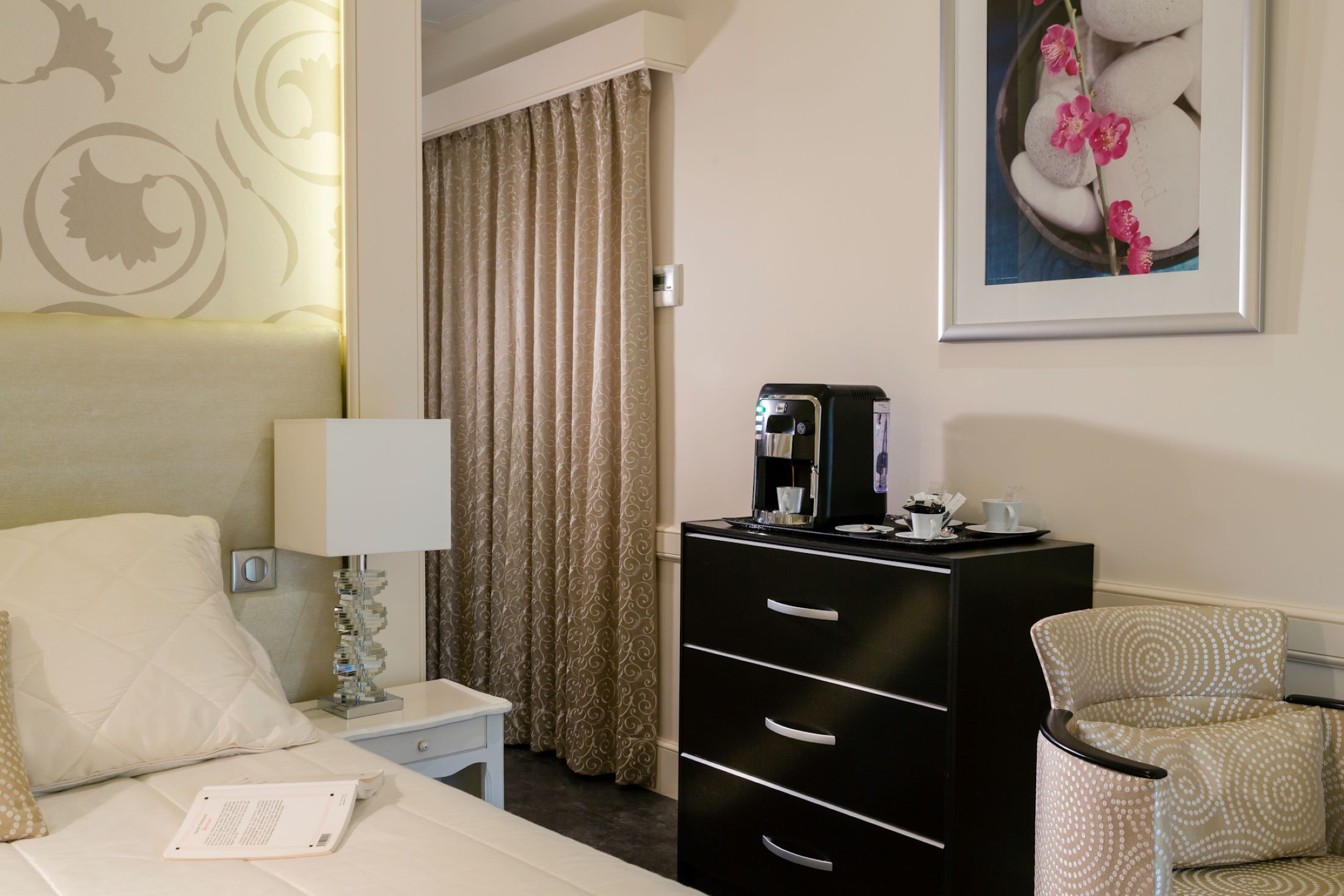 aubergedecassagnespa hotel chambre maison lit