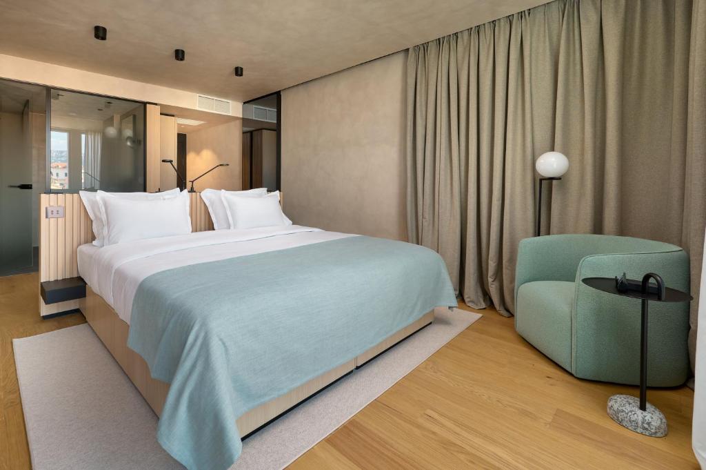 ambasador room
