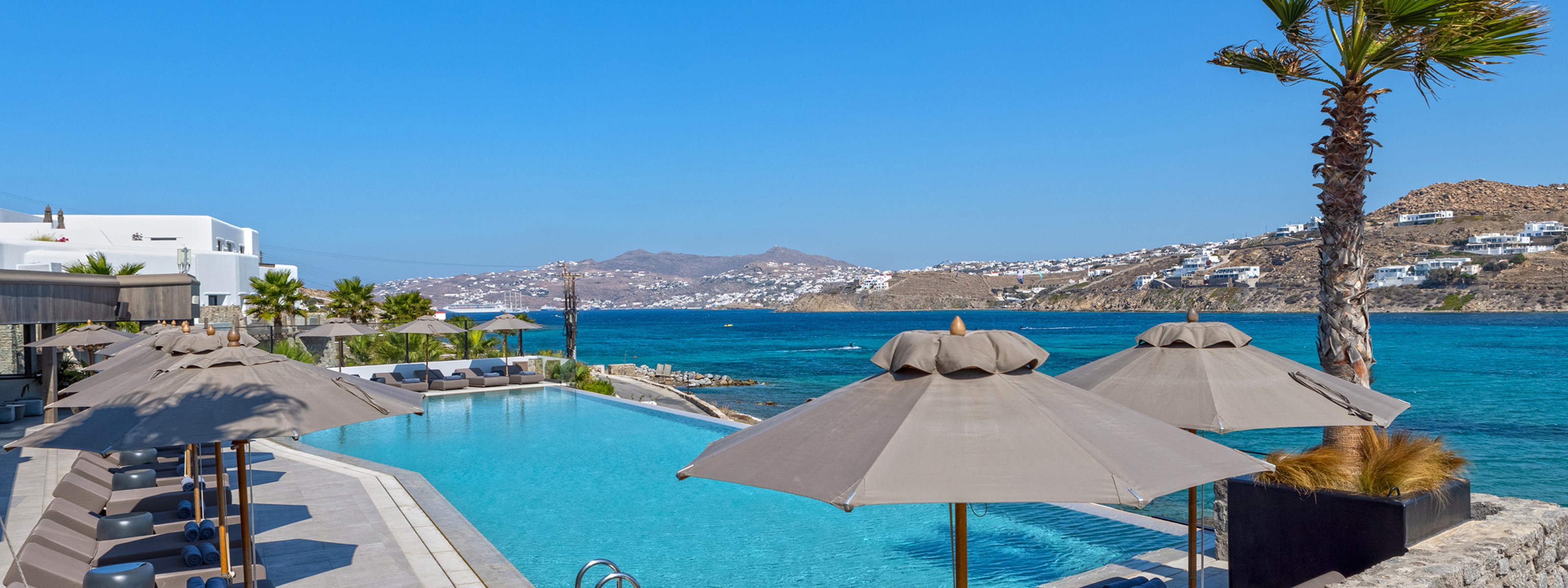 aeonic suites spa pool