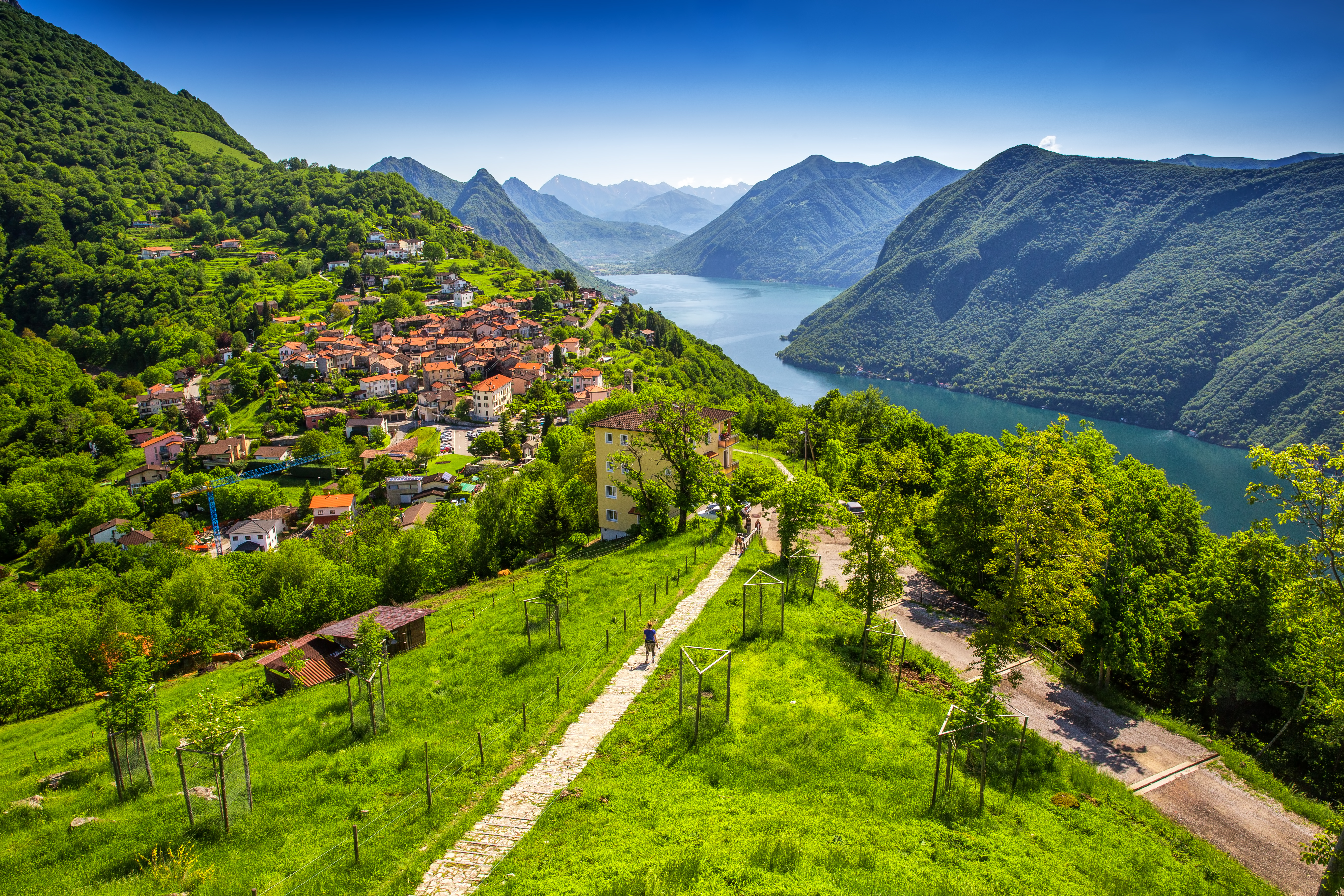 uitzicht op lugano stad het meer van lugano en monte san salvatore van monte bre ticino zwitserland