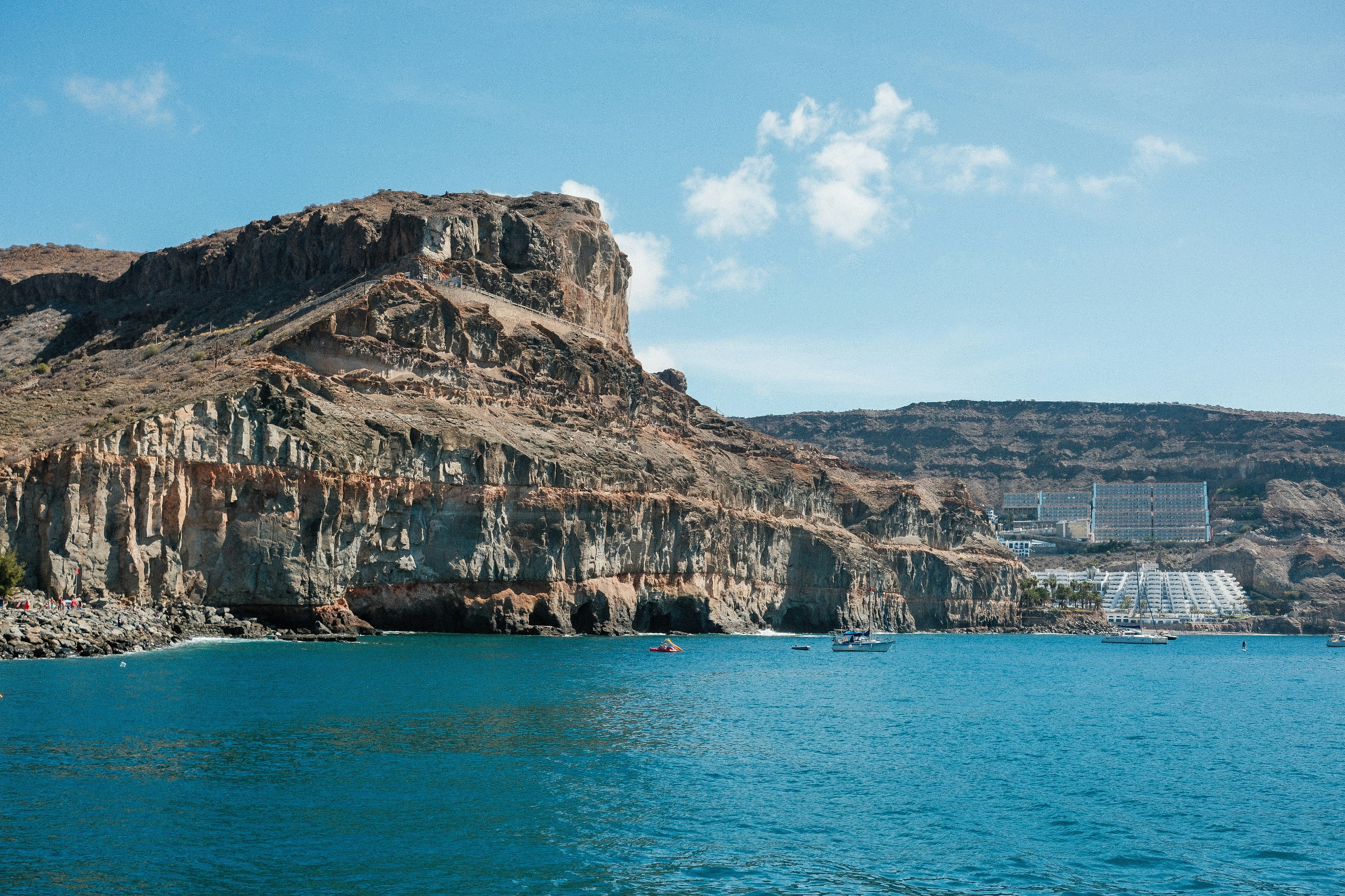 zee met zicht op rots