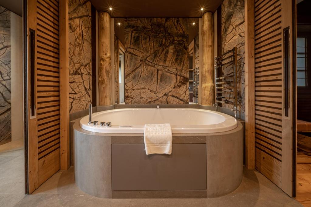 signature dolomites suite jacuzzi