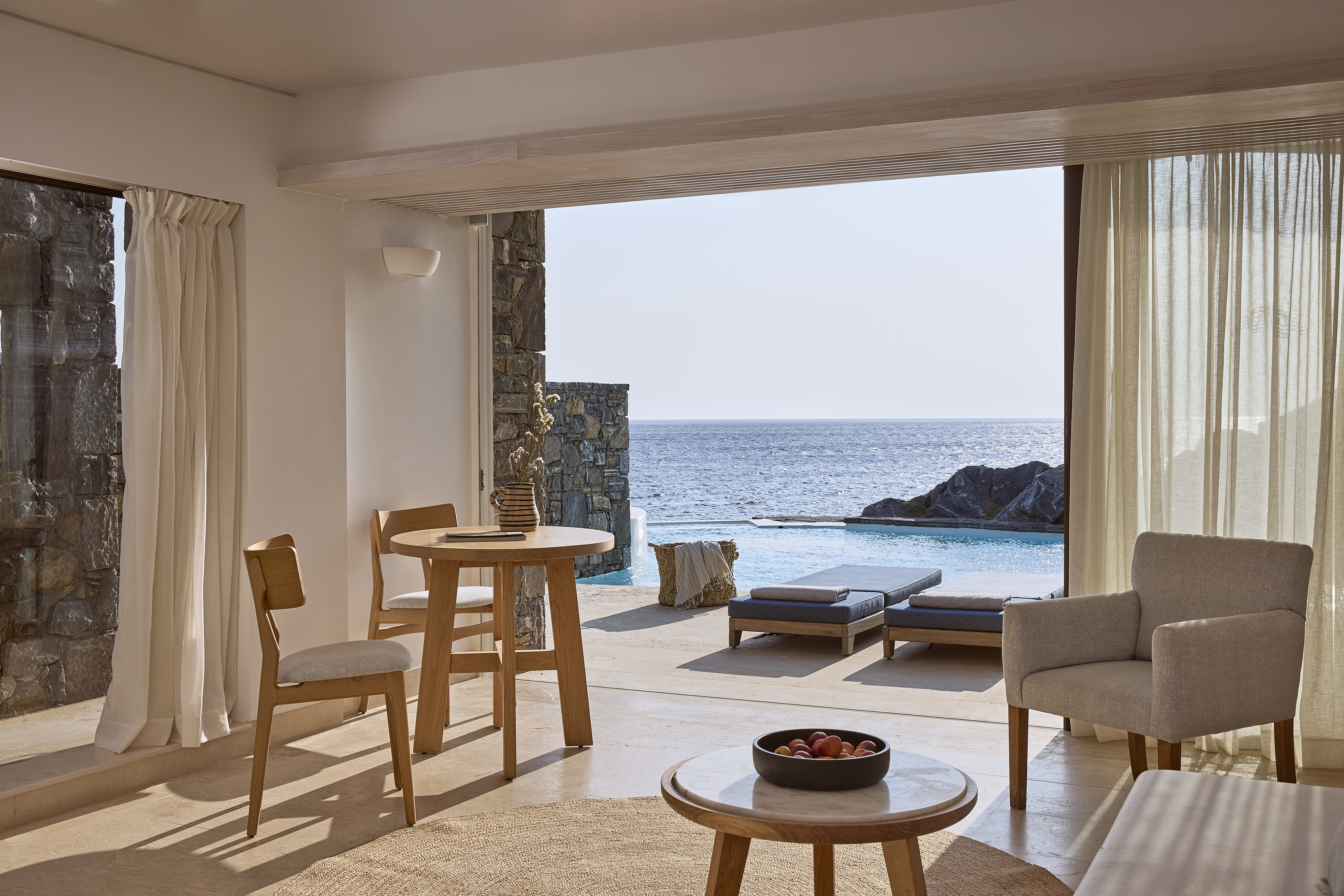 club studio private pool seafront view ser7960