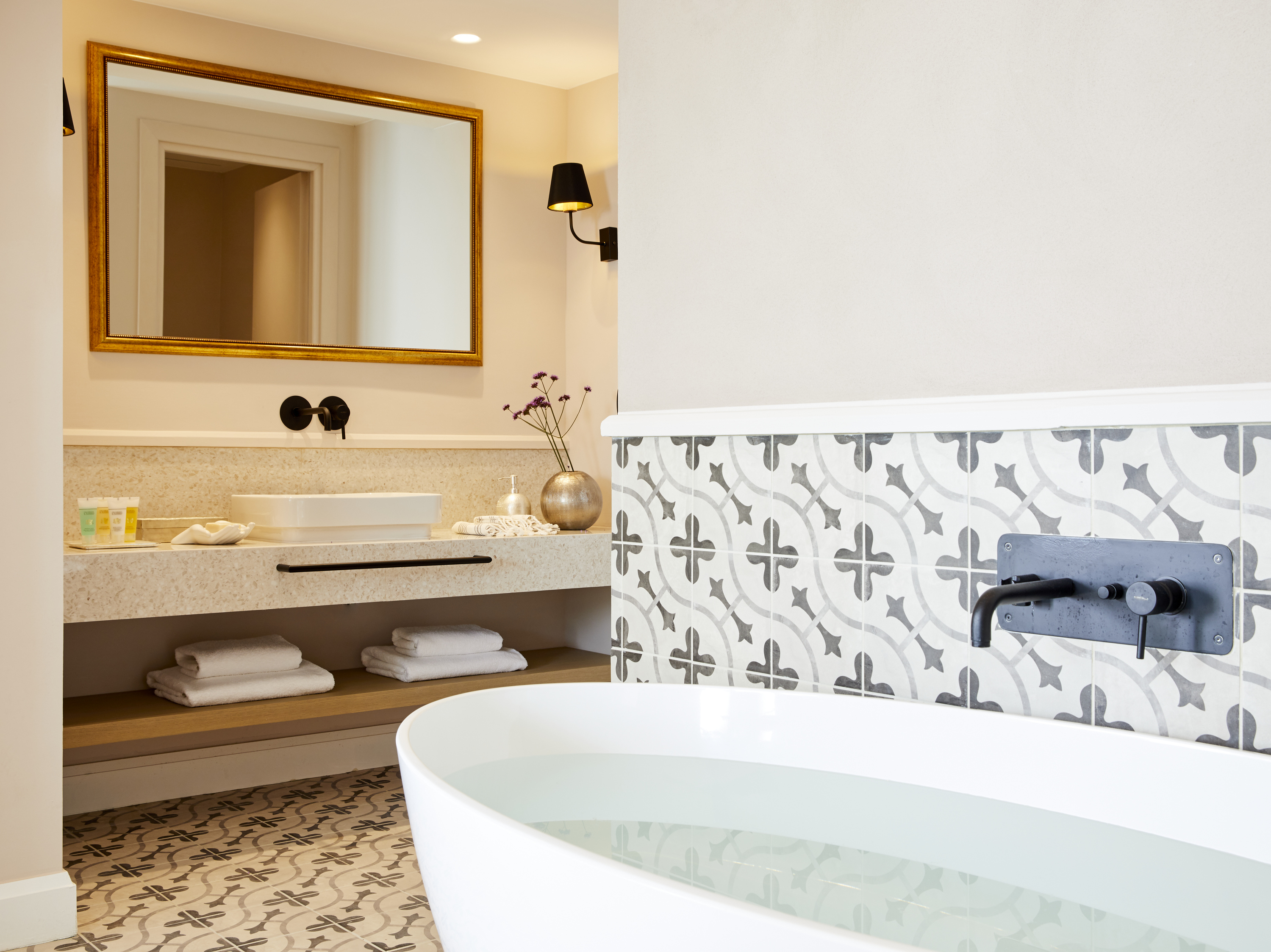 nido deluxe suite whirlpool 5
