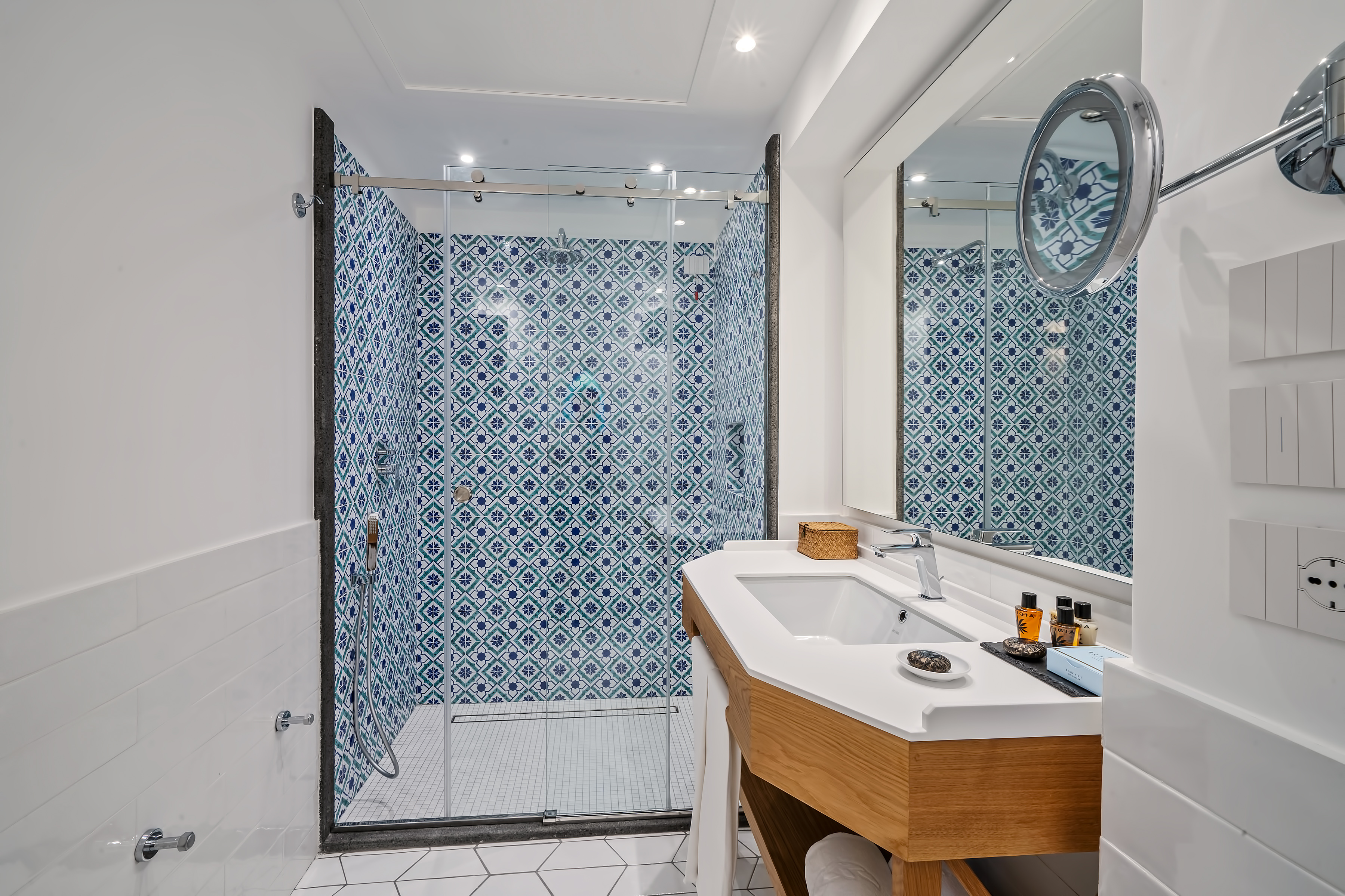 junior suite bathroom