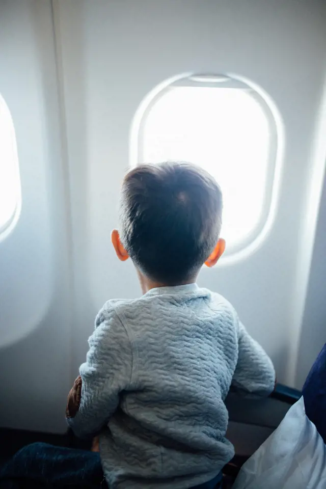 kinderen op het vliegtuig