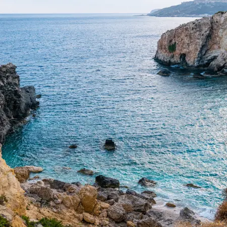 malta zee en rotsen