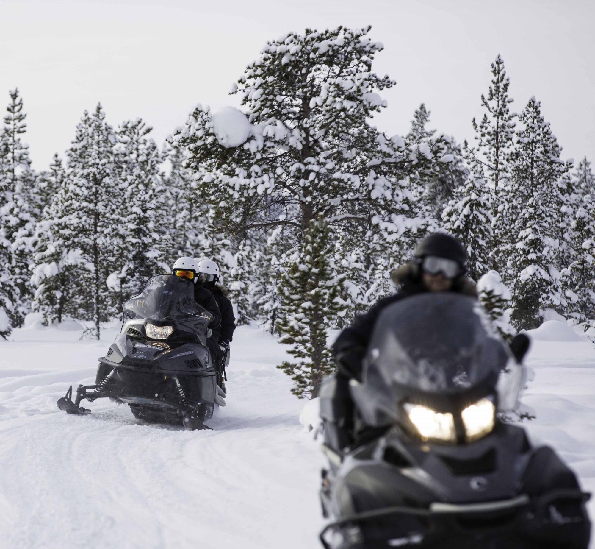 sfeerbeeld lapland sneeuwscooter